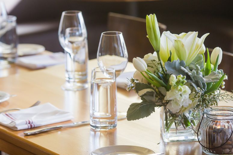 Mesa de ano novo com arranjo de flores