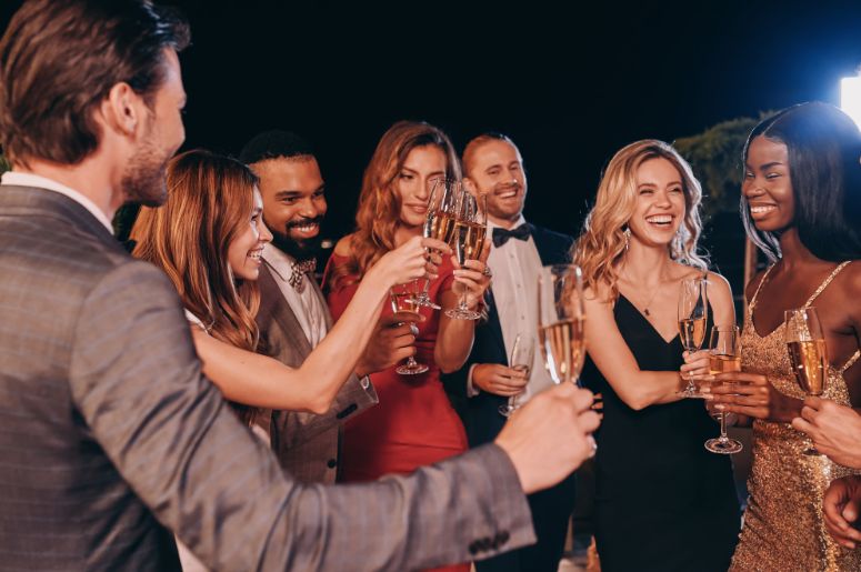 Pessoas vestidas para o ano novo