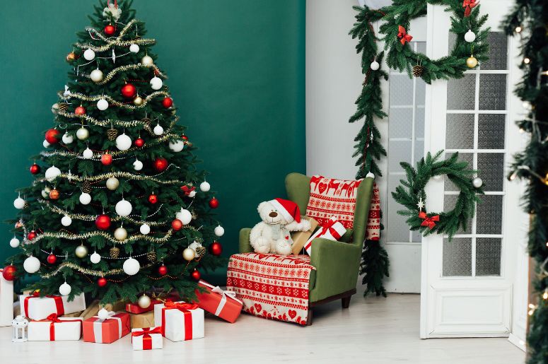 Sala com &Aacute;rvore de Natal e parede verde