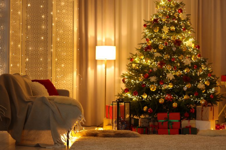 Sala com ilumina&ccedil;&atilde;o de natal