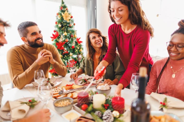 mulher servindo a ceia