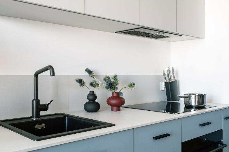 Cozinha branca com torneira preta