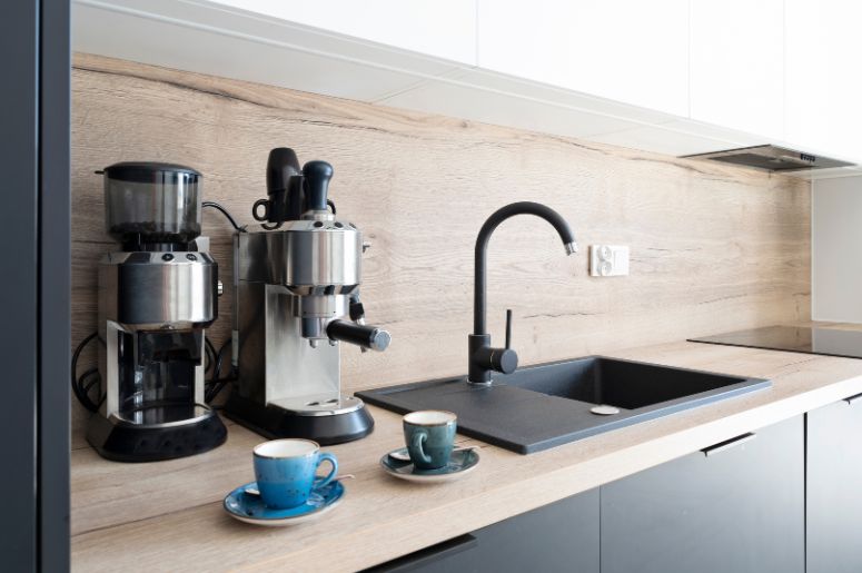 Bnacada de cozinha com pia e cafeteira