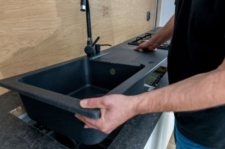 Homem instalando pia