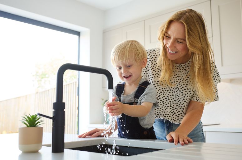 Mãe e filho se divertindo na pia