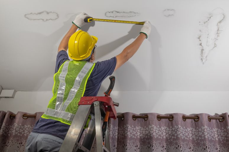 Homem detectando vazamento em uma casa