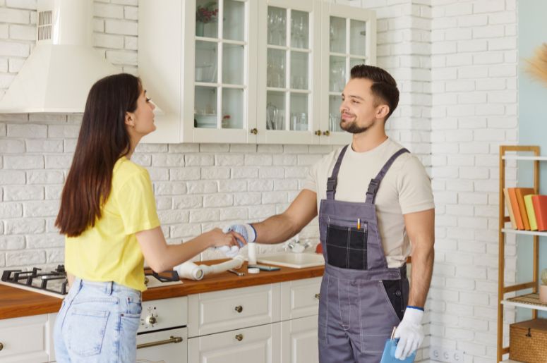 Encanador sendo contratado 