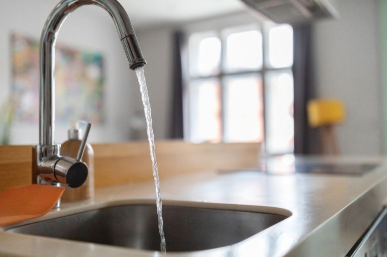 Torneira inox ligada