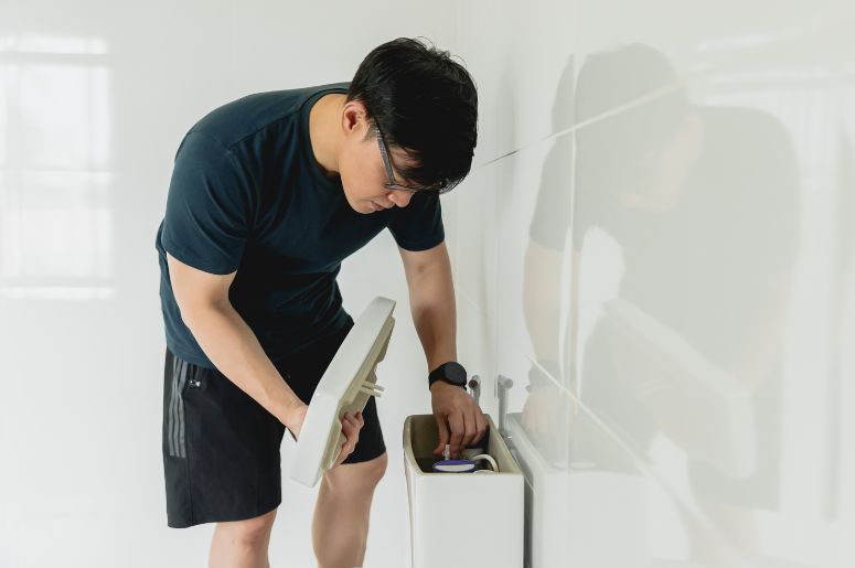 Homem verificando caixa acoplada