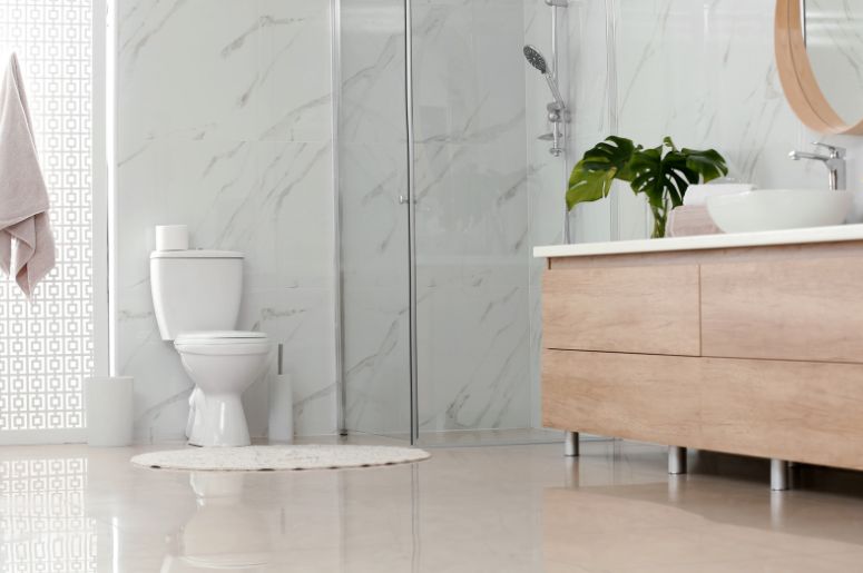 Banheiro moderno e claro com vaso sanit&aacute;rio branco