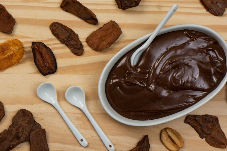 Brigadeiro de colher em travessa branca 