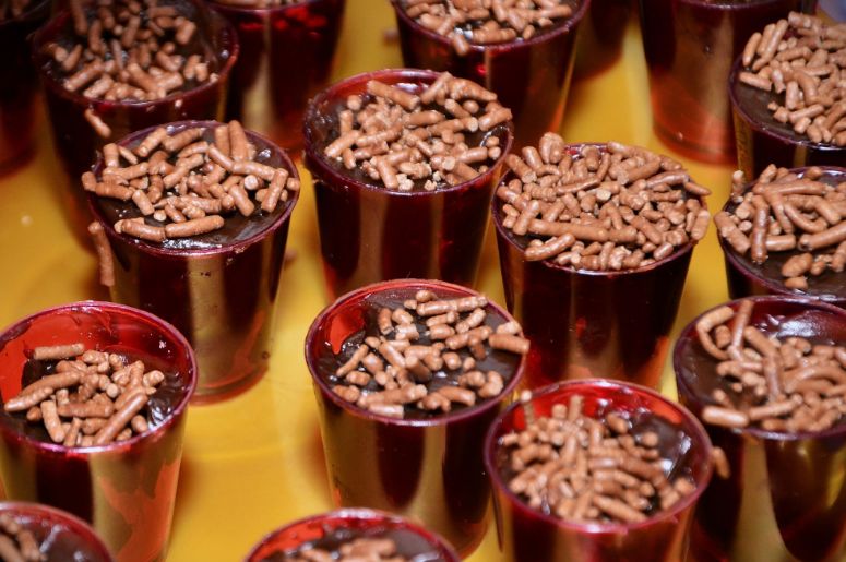 Brigadieros em copinhos de acrílico