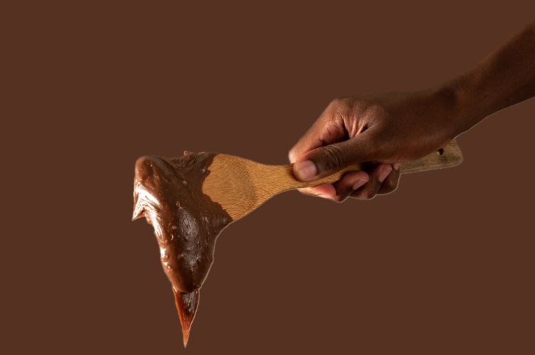 Colher de pau com brigadeiro