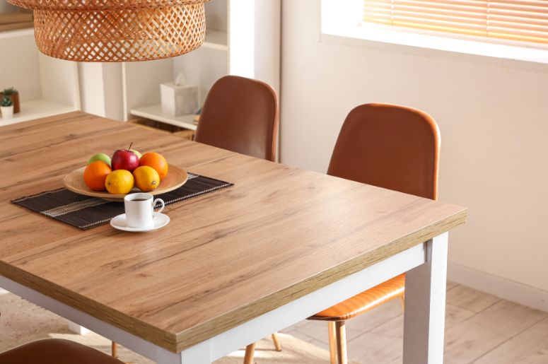 Cozinha com mesa quadrada