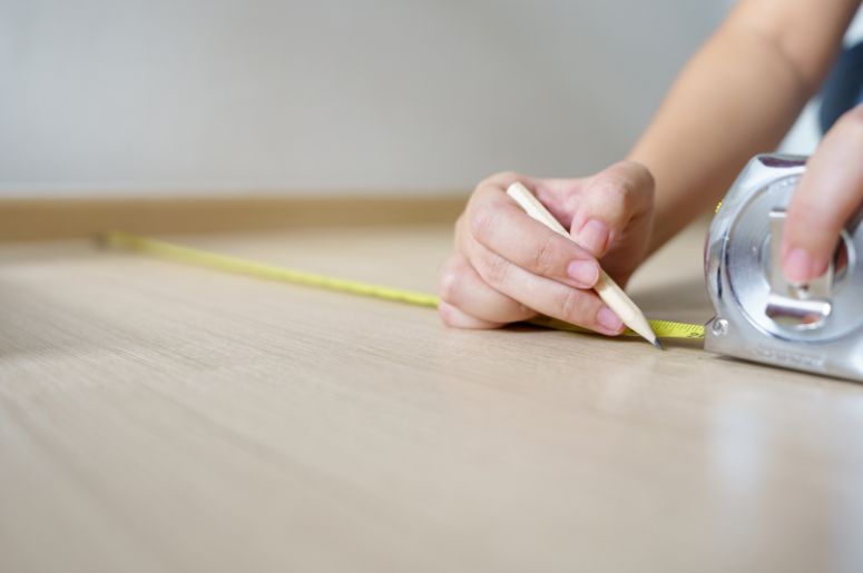 pessoa medindo o espa&ccedil;o 