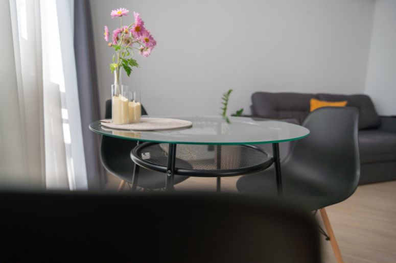 Mesa redonda de vidro com flor 