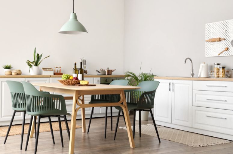 Mesa de madeira em cozinha decorada