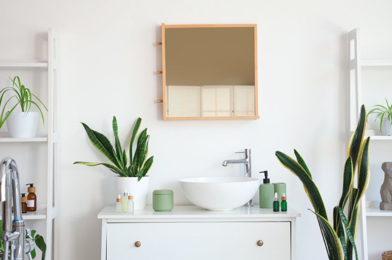 Banheiro com parede branca e plantas na decora&ccedil;&atilde;o 