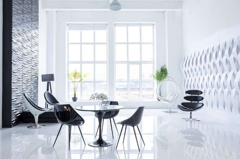 Casa com revestimento 3D e cadeiras pretas