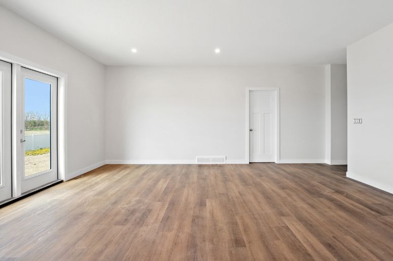 Sala grande com piso de madeira