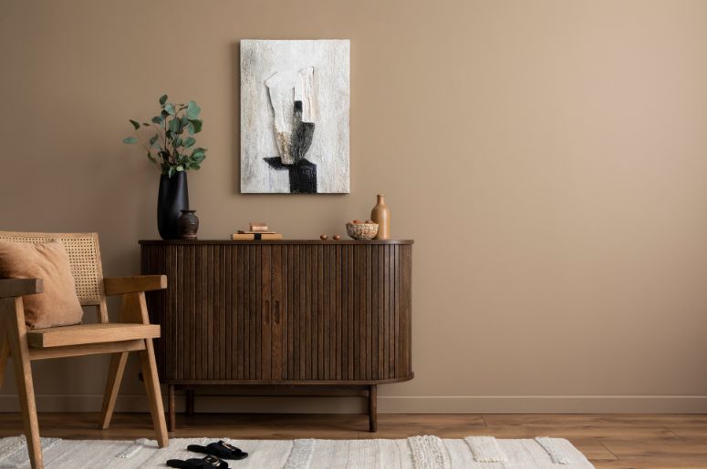 Sala com poltrona e piso de madeira