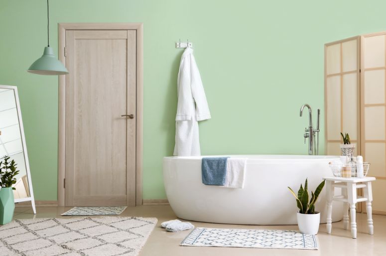 Banheiro decorado com porta de Madeira