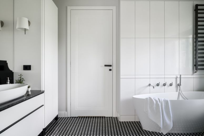 Banheiro com banheira e porta branca