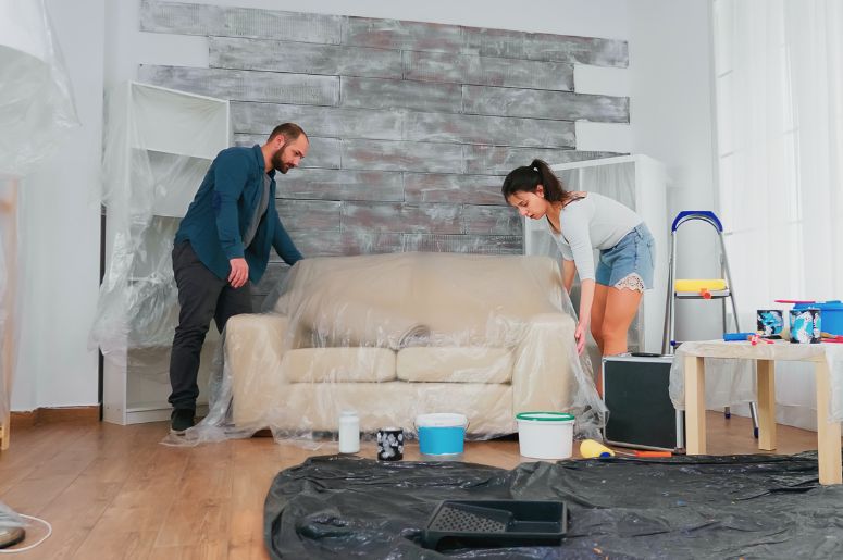 Casal preparando a casa para pintar