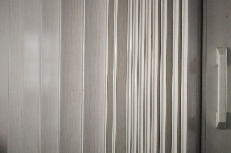 Porta branca sanfonada