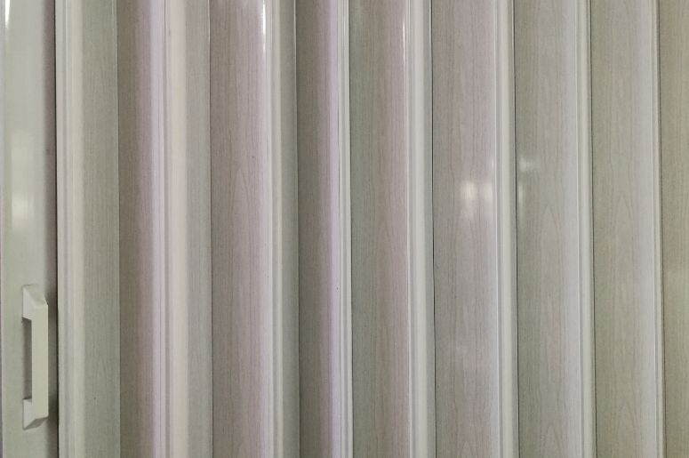 Porta sanfonada branca