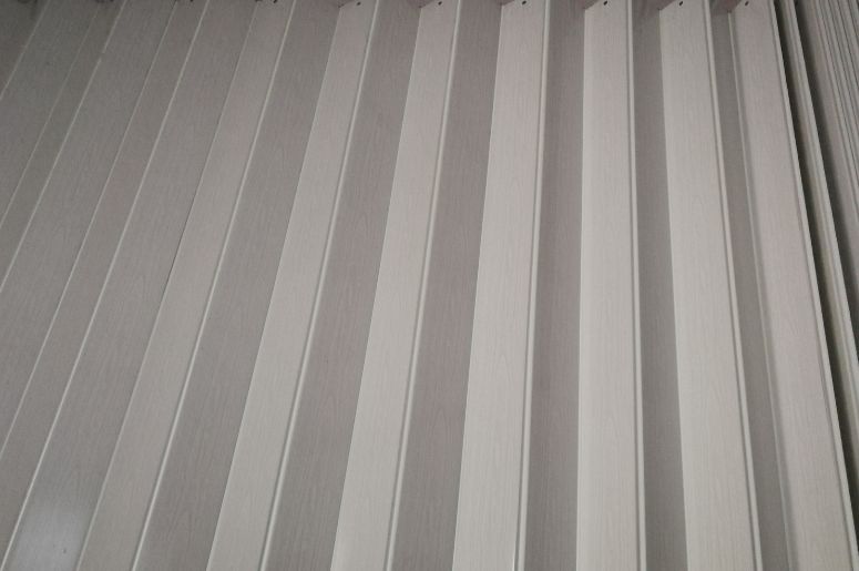 Porta sanfonada cinza