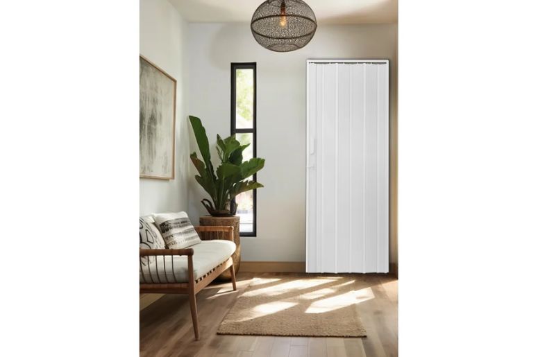 Casa com porta sanfonada branca