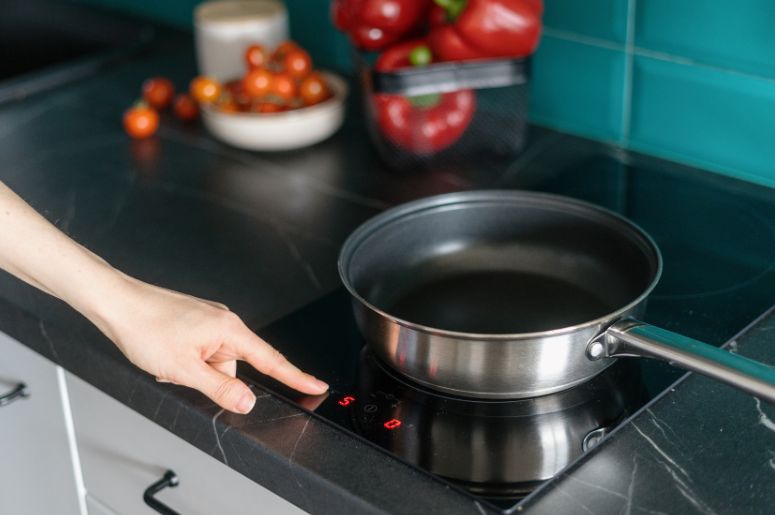 Panela inox em um cooktop na cozinha 