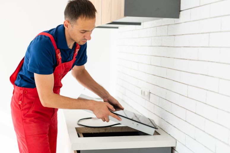 Homem instalando o cooktop