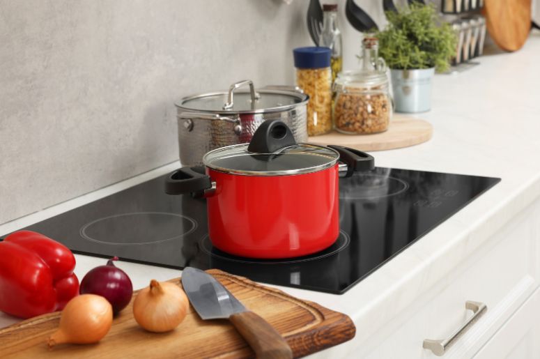 Cooktop com panela vermelha 