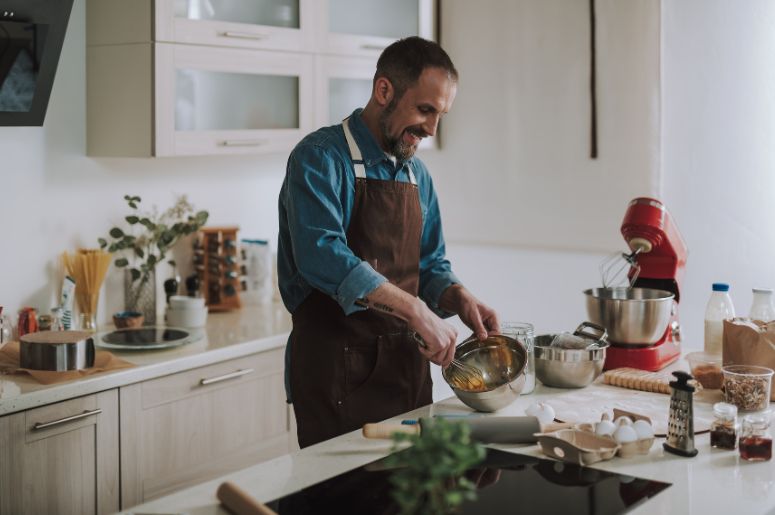 Homem cozinhando com cooktop