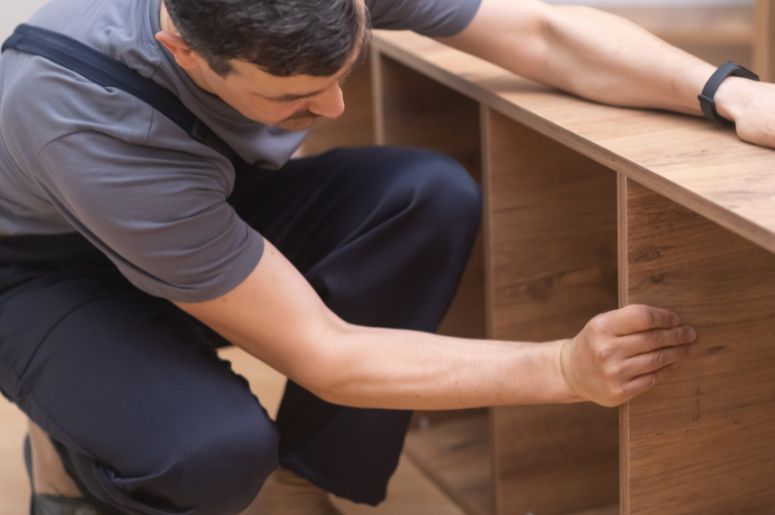 Homem montando móvel planejado