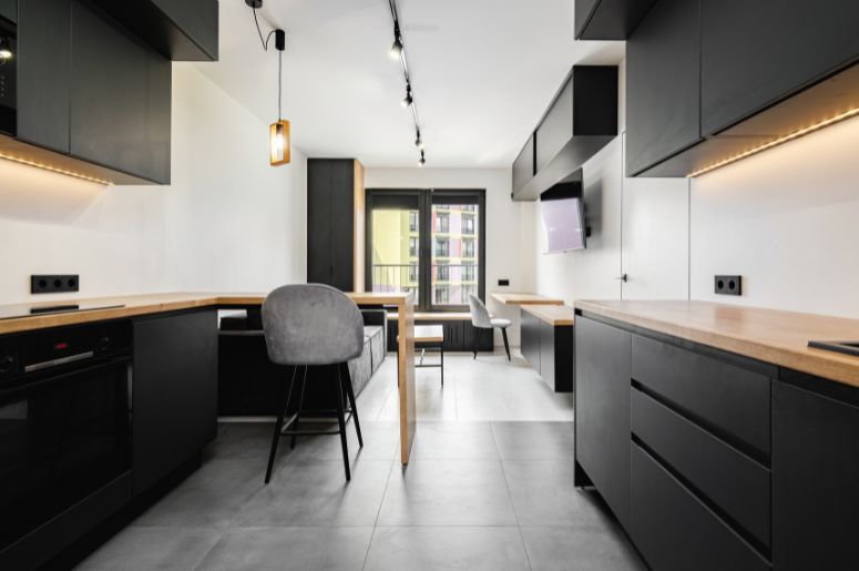 Apartamento com móveis planejados pretos