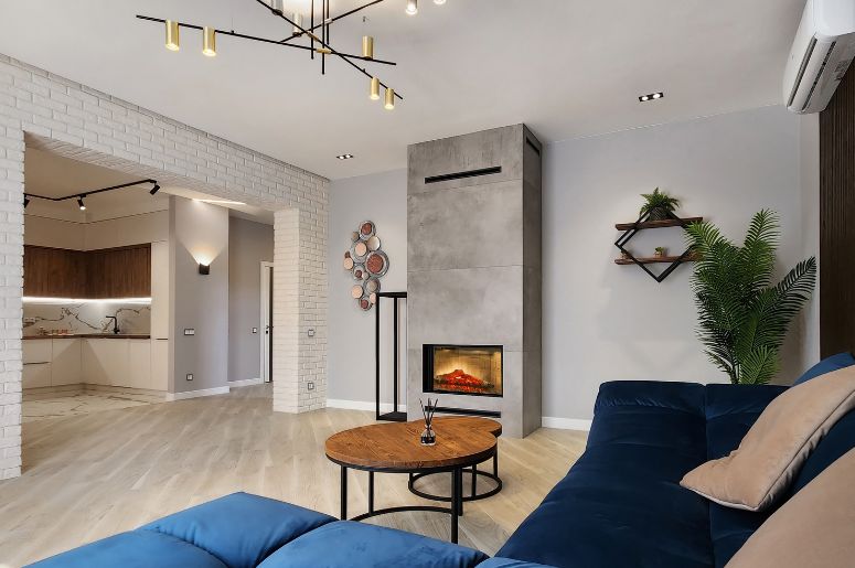 Sala planejada com sofá azul