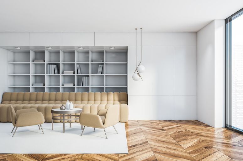 Sala com móveis planejados brancos