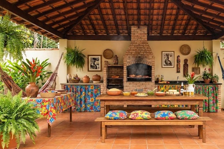 Casa com churrasqueira e redes coloridas
