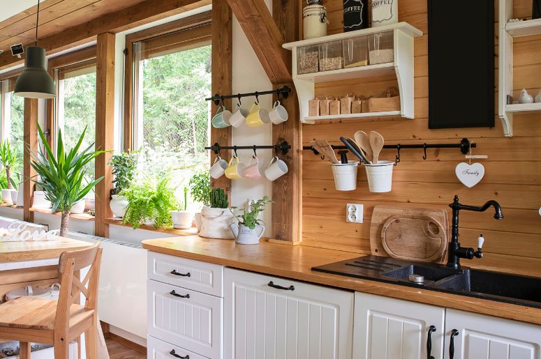 Cozinha r&uacute;stica com plantas e flores