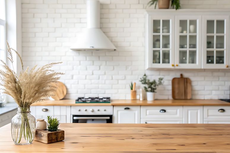 Cozinha com decora&ccedil;&atilde;o r&uacute;stica e plantas 