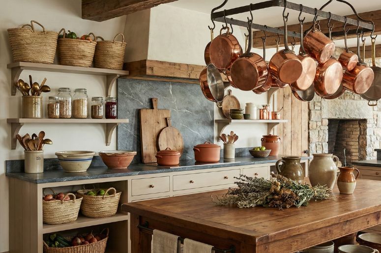 Cozinha com decora&ccedil;&atilde;o rustica e panelas cobre