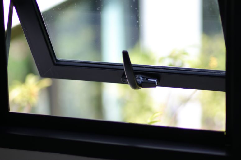 Janela basculante preta