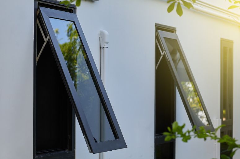 Casa com janela basculante preta