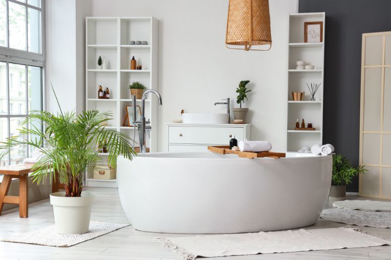 Banheiro moderno com banheira branca e parede cinza