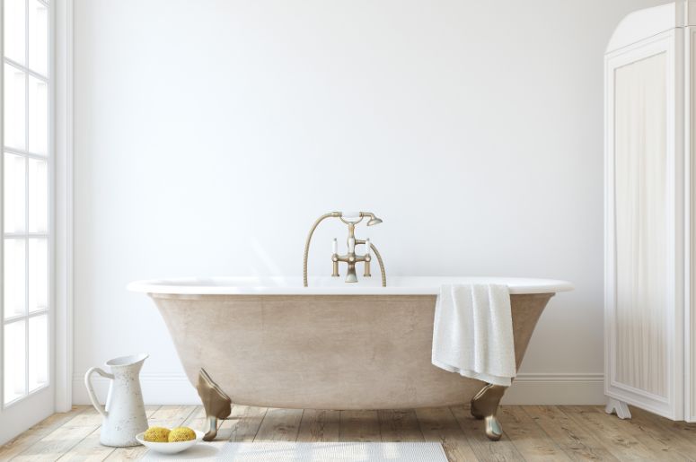 Banheiro branco com banheira antiga