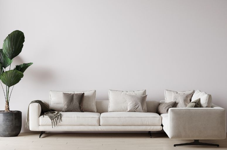 Sala com sof&aacute; na cor cloud dancer a cor de 2026