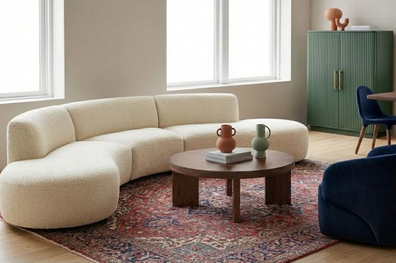 Sala decorada com sof&aacute; na cor cloud dancer